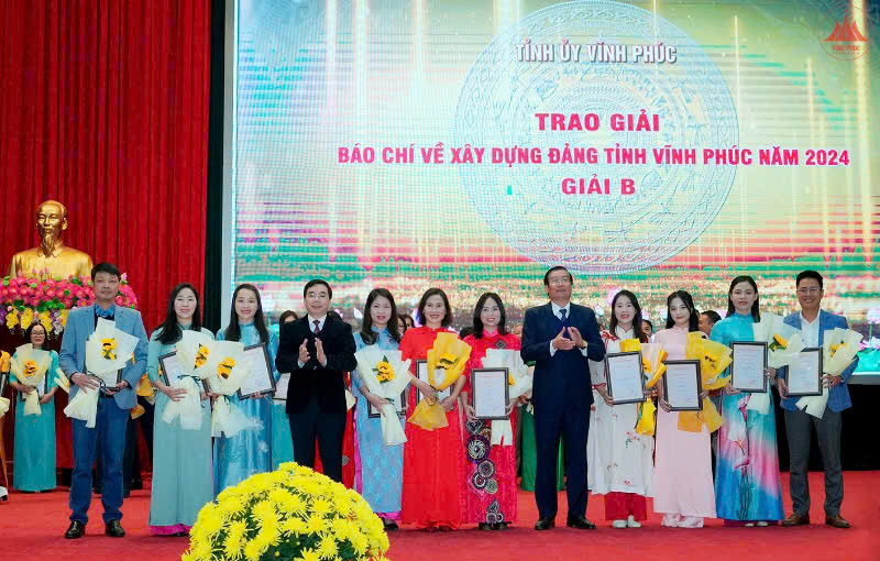 Phó Bí thư Thường trực Tỉnh ủy Bùi Huy Vĩnh, Trưởng Ban Tuyên giáo Tỉnh ủy Nguyễn Tuấn Khanh trao giải B Giải Báo chí về xây dựng Đảng tỉnh Vĩnh Phúc năm 2024.