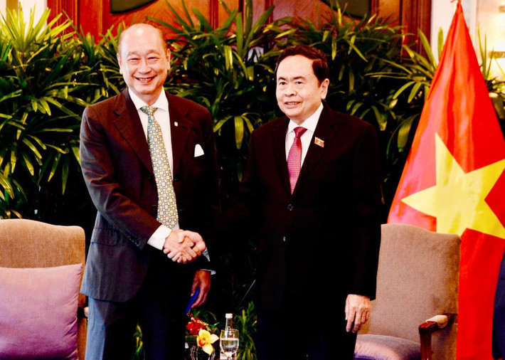 Chủ tịch Quốc hội Trần Thanh Mẫn và Phó Chủ tịch, Tổng Giám đốc điều hành Tập đoàn Ngân hàng United Overseas (UOB) Wee Ee Cheong. Ảnh: daibieunhandan.vn
