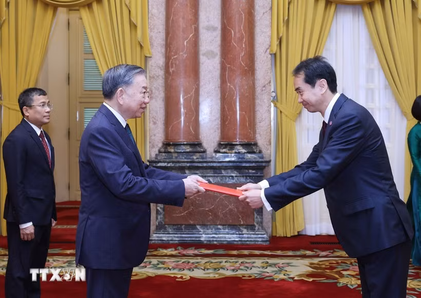 Tổng Bí thư, Chủ tịch nước Tô Lâm tiếp Đại sứ nước CHND Trung Hoa tại Việt Nam Hà Vĩ đến trình Quốc thư. (Ảnh: TTXVN)