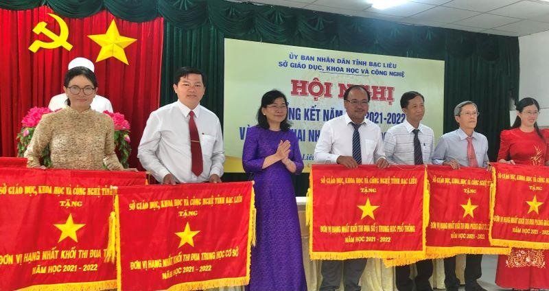 Bạc Liêu luôn động viên kịp thời những tập thể, cá nhân có nhiều nỗ lực trong sự nghiệp “trồng người”.