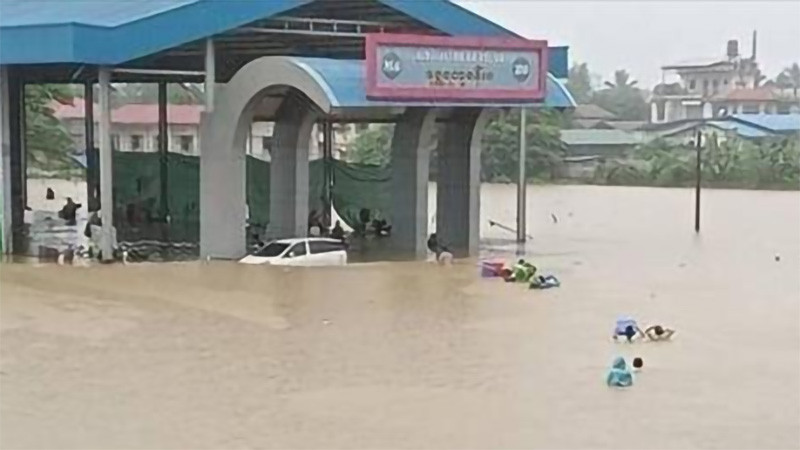 Người dân sơ tán khỏi khu vực ngập lụt tại bang Kachin, Myanmar, ngày 1/7/2024. (Ảnh: TTXVN) 