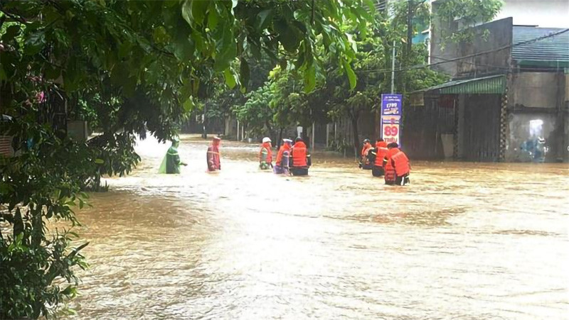 Cán bộ, chiến sĩ Bộ Chỉ huy Quân sự tỉnh Hà Giang giúp nhân dân khắc phục ngập úng. (Ảnh: TTXVN)