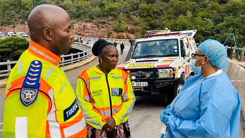 Lực lượng ứng phó khẩn cấp có mặt tại hiện trường vụ tai nạn tại tỉnh Limpopo, Nam Phi, ngày 28/3/2024. (Ảnh: Reuters)