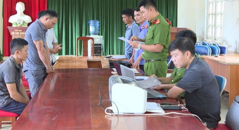 Các cơ quan chức năng huyện Tuần Giáo thi hành lệnh bắt tạm giam hai đối tượng.