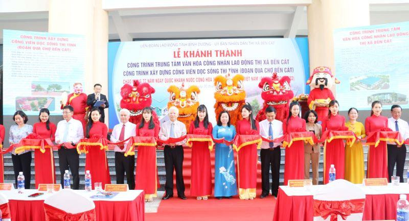 Nghi thức cắt băng khánh thành công trình.