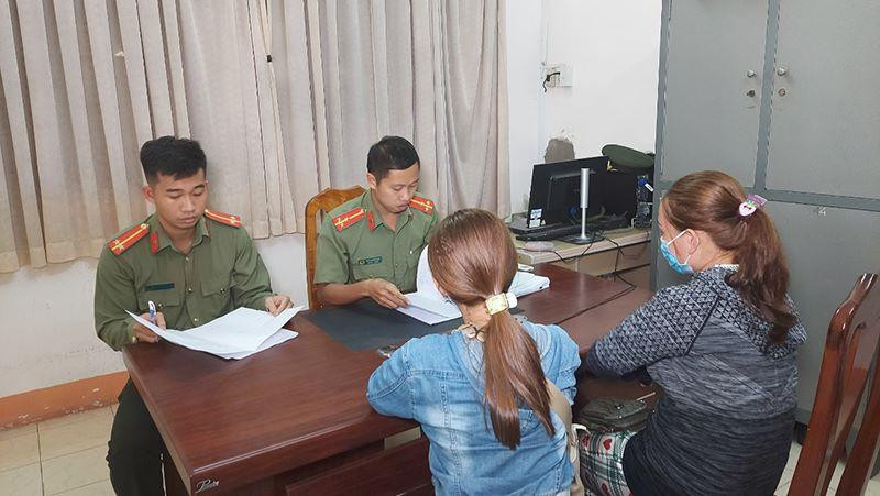 Chị V.T.D cùng con gái làm việc với lực lượng Công an.