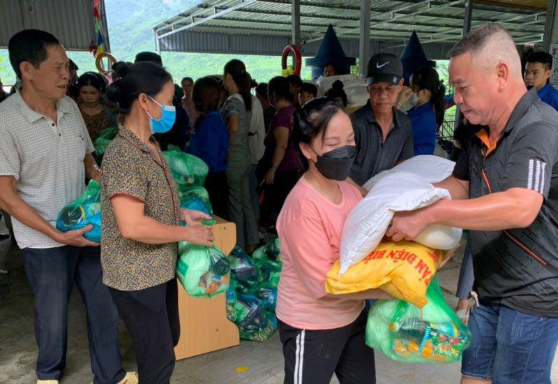 Đoàn tình nguyện cùng đại diện xã Tường Tiến trao quà cho các hộ.