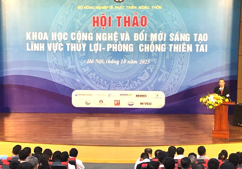 Thứ trưởng Nông nghiệp và Phát triển nông thôn Phùng Đức Tiến phát biểu tại hội thảo.