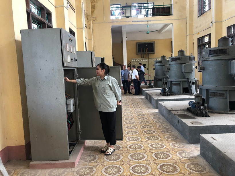 Công nhân Xí nghiệp thủy nông Kim Bảng (Hà Nam) vận hành máy.