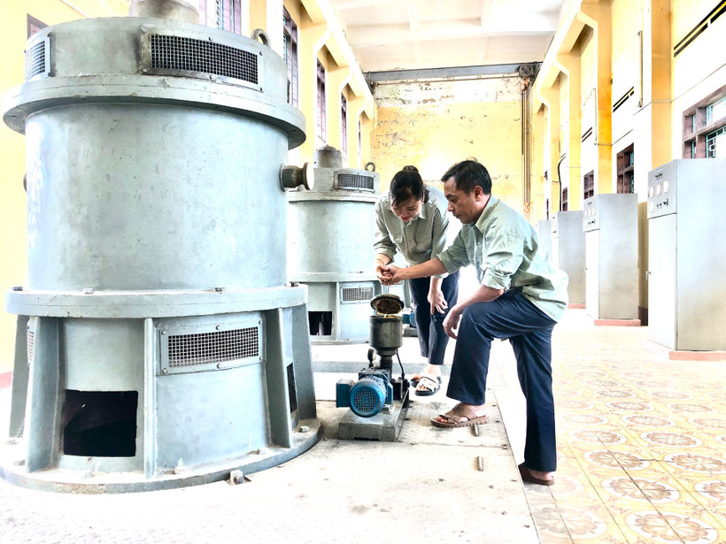 Công nhân Trạm bơm Quế 2, huyện Kim Bảng (Hà Nam) kiểm tra máy móc trước khi vận hành.