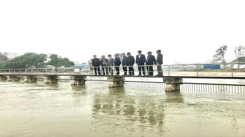 Cục Thủy lợi kiểm tra lấy nước sản xuất lúa vụ đông xuân tại tỉnh Hà Nam.