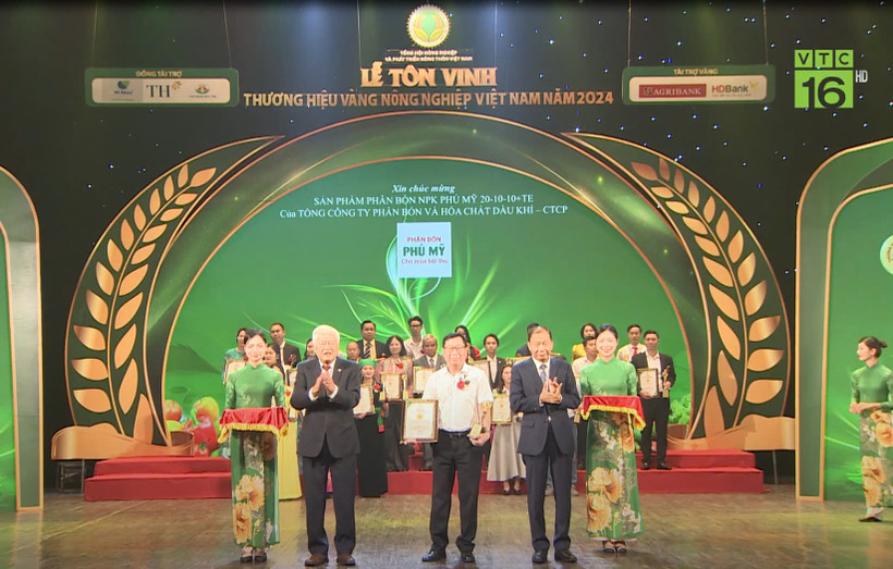 Đại diện PVFCCo nhận giải thưởng "Thương hiệu Vàng nông nghiệp Việt Nam năm 2024".