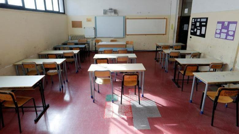 Lớp học vắng bóng học sinh do Covid-19. (Ảnh: Reuters)