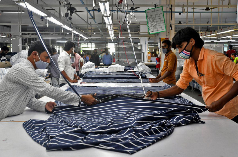 Công nhân làm việc trong một nhà máy dệt tại bang Andhra Pradesh, Ấn Độ, tháng 2/2022. (Ảnh: Reuters)