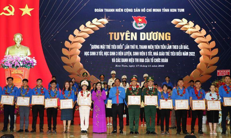 Tặng bằng khen cho các thanh niên tiêu biểu.