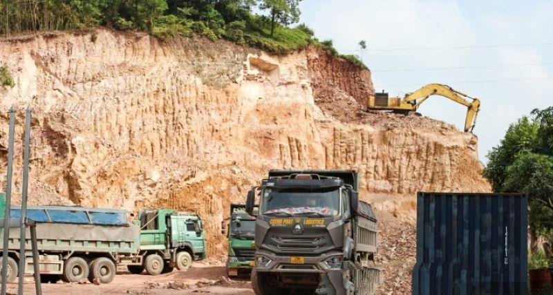 Đêm ngày 25/10, C05 tạm giữ hàng chục phương tiện khai thác đất trái phép tại xã Minh Đức, thành phố Phổ Yên (tỉnh Thái Nguyên).