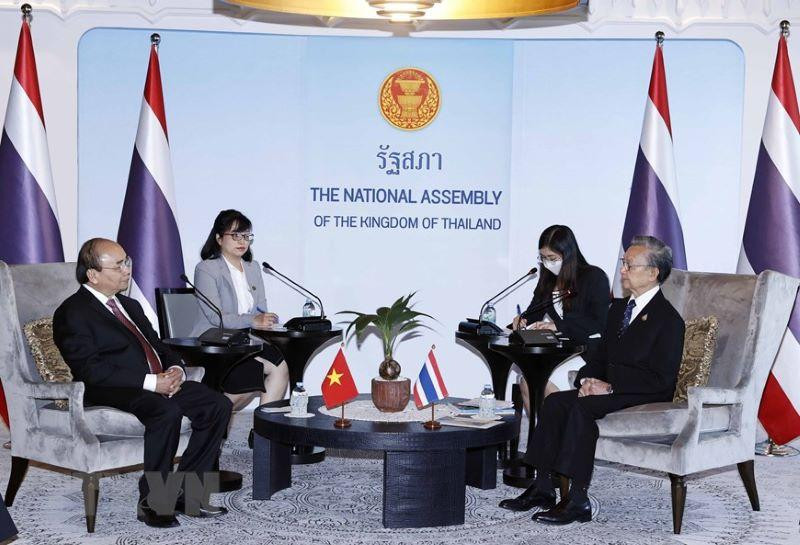 Chủ tịch nước Nguyễn Xuân Phúc gặp Chủ tịch Quốc hội Thái Lan Chuan Leekpai. (Ảnh: Thống Nhất/TTXVN) 