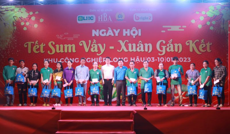 Quà Tết Quý Mão đến tay đoàn viên, người lao động có hoàn cảnh khó khăn Khu công nghiệp Long Hậu, Cần Giuộc, Long An. 