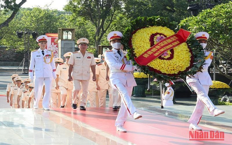 Vòng hoa của Đoàn mang dòng chữ “Đời đời nhớ ơn các Anh hùng liệt sĩ”. 