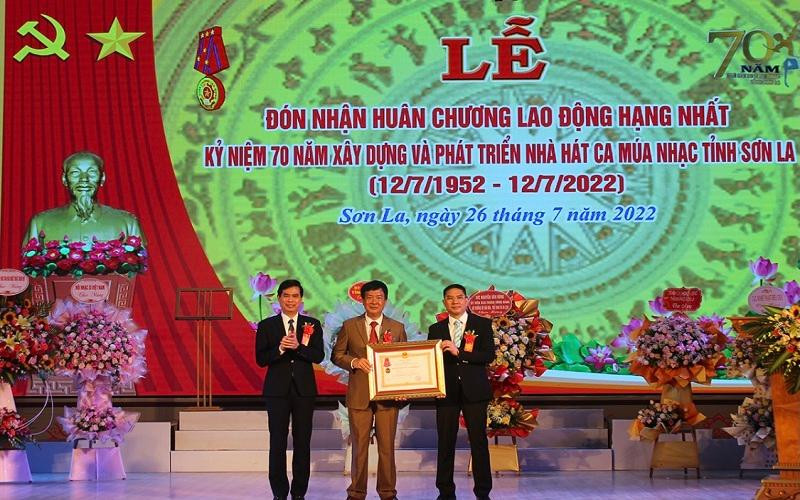 Nhà hát Ca múa nhạc tỉnh Sơn La đón nhận Huân chương Lao động hạng Nhất.