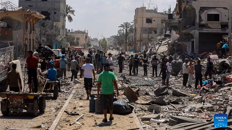 Những người di tản quay về nhà tại thành phố Deir al-Balah, ở trung tâm Dải Gaza, ngày 29/8/2024. (Ảnh: Tân Hoa Xã)