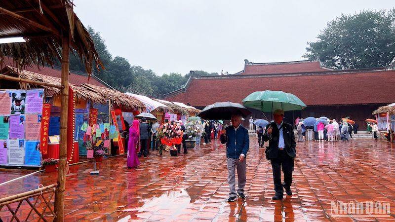 Độc giả yêu thơ đến với Ngày thơ Hà Nội tại Văn Miếu-Quốc Tử Giám.