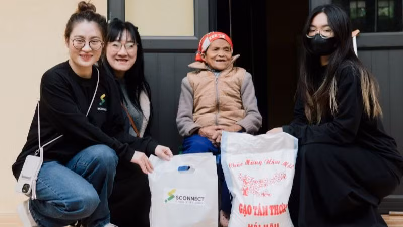 Bộ quà Tết gồm gạo, dầu ăn, giò... được đại diện Sconnect Việt Nam trao cho từng cư dân làng phong Chí Linh.