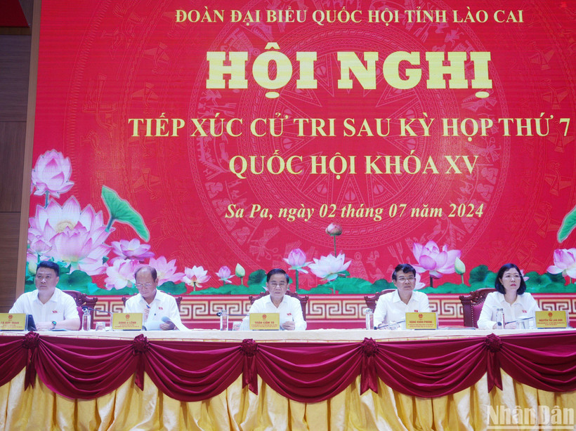 Đồng chí Trần Cẩm Tú, Ủy viên Bộ Chính trị, Bí thư Trung ương Đảng, Chủ nhiệm Ủy ban Kiểm tra Trung ương tiếp xúc cử tri tại thị xã Sa Pa (Lào Cai).