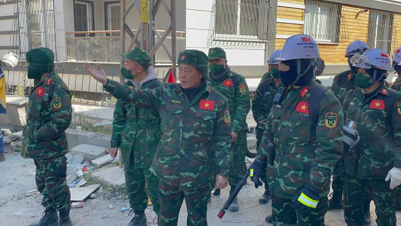 Thiếu tướng Phạm Văn Tỵ quán triệt nhiệm vụ cho các lực lượng khi đoàn tới thực địa. 