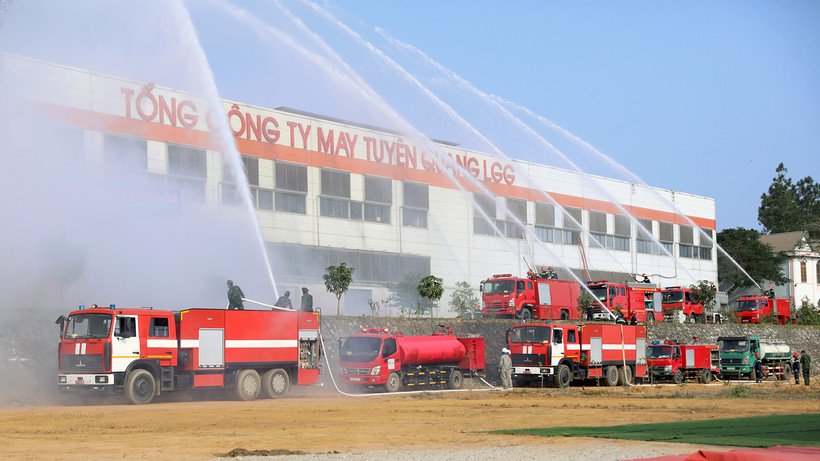 Các phương tiện hiện đại tham gia chữa cháy và cứu nạn cứu hộ tại buổi diễn tập.