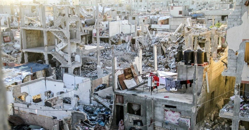 Cảnh đổ nát sau các cuộc không kích của Israel xuống miền Bắc Dải Gaza. (Ảnh: THX/TTXVN)
