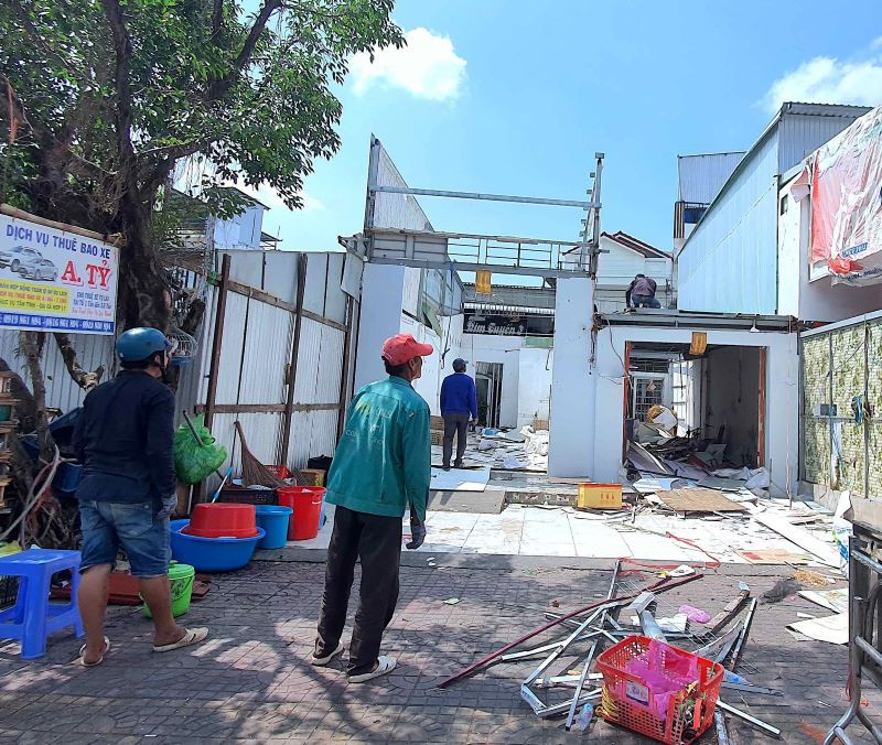 Căn nhà của ông Nguyện (bìa trái) được cho là bị cưỡng chế “nhầm” trong quá trình thi hành việc cưỡng chế vi phạm nhà ông Cột (bìa phải) vào sáng 13/3/2023. 