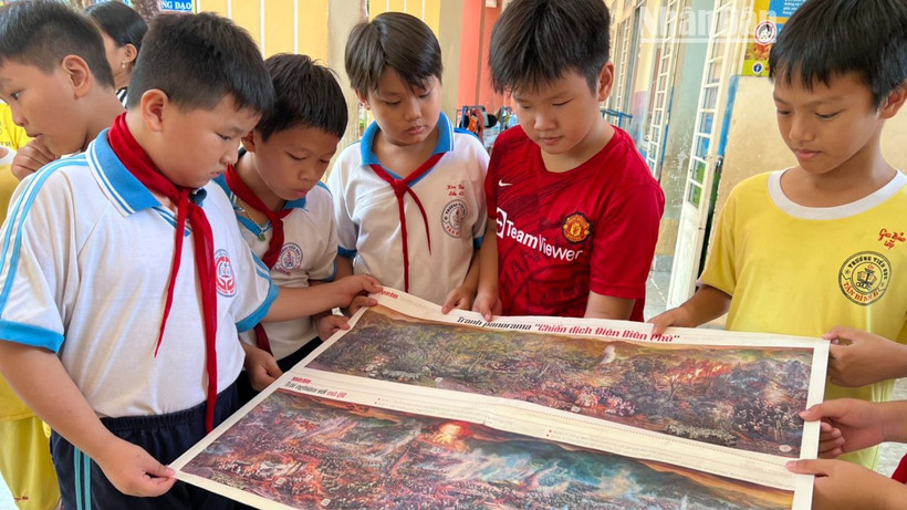 Các em học sinh hào hứng với panorama “Chiến dịch Điện Biên Phủ”.
