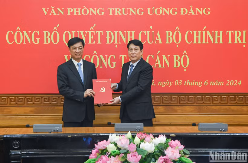 Thường trực Ban Bí thư Lương Cường trao Quyết định của Bộ Chính trị điều động, bổ nhiệm Thượng tướng Nguyễn Duy Ngọc giữ chức Chánh Văn phòng Trung ương Đảng.