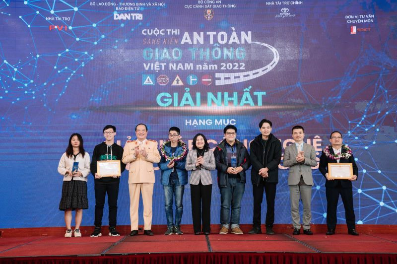 Các tác giả đạt giải Nhất hạng mục Ý tưởng về An toàn giao thông.
