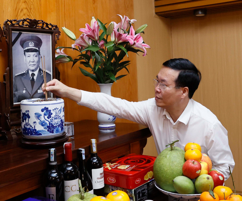 Chủ tịch nước Võ Văn Thưởng dâng hương tưởng niệm Chủ tịch nước Lê Đức Anh. (Ảnh: TTXVN)