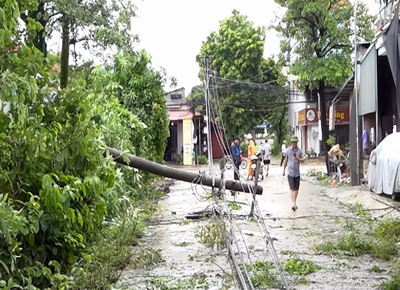 Mưa to kèm gió lớn làm đổ cột điện 0,4KV tại xã Sơn Nam, huyện Sơn Dương, tỉnh Tuyên Quang.