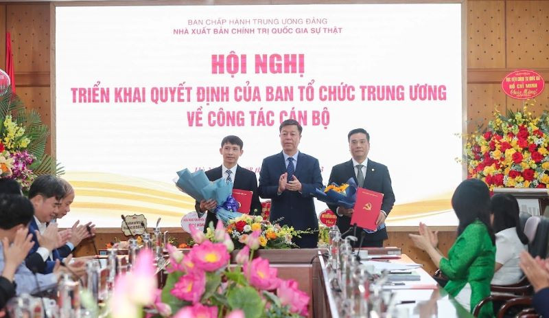 Đồng chí Vũ Trọng Lâm, Giám đốc-Tổng Biên tập Nhà xuất bản Chính trị Quốc gia Sự thật (đứng giữa) thừa ủy quyền của Lãnh đạo Ban Tổ chức Trung ương trao Quyết định bổ nhiệm các chức danh Phó Giám đốc, Phó Giám đốc - Phó Tổng Biên tập Nhà xuất bản Chính trị quốc gia Sự thật.