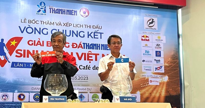 Các nhà báo thể thao bốc thăm các đội tuyển tham dự các bảng đấu tại lễ bốc thăm.