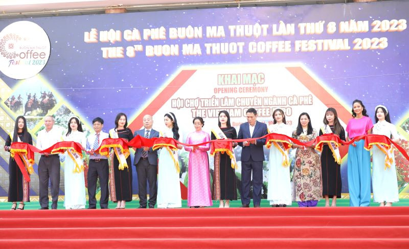 Các đại biểu cắt băng khai mạc Hội chợ triển lãm chuyên ngành cà-phê năm 2023.