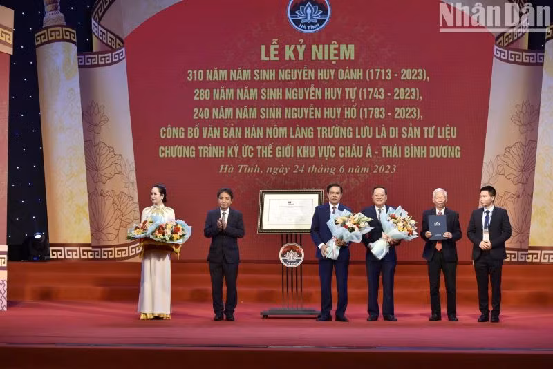 Thứ trưởng Bộ Văn hóa, Thể thao và Du lịch trao bằng chứng nhận Văn bản Hán Nôm làng Trường Lưu là di sản tư liệu Chương trình ký ức thế giới khu vực châu Á-Thái Bình Dương cho tỉnh Hà Tĩnh.