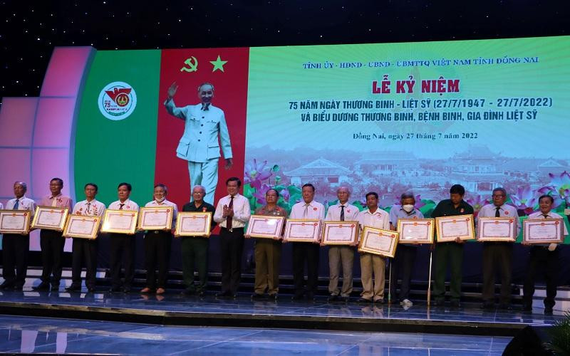Lãnh đạo tỉnh Đồng Nai trao Bằng khen cho người có công tiêu biểu nhân dịp kỷ niệm 75 năm Ngày Thương binh-Liệt sĩ.