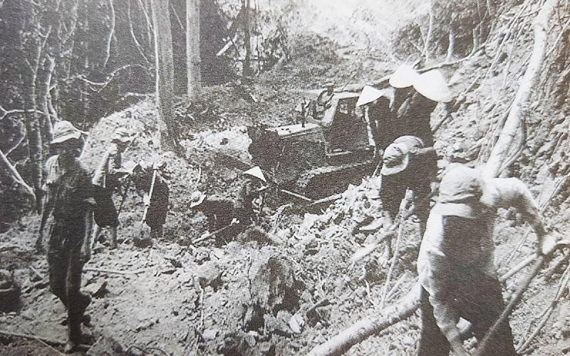 Bộ đội, thanh niên xung phong và dân công hỏa tuyến mở đường 20.(Chụp lại từ ảnh tư liệu)