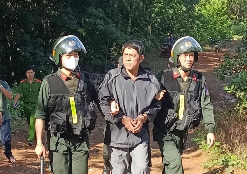Công an áp giải đối tượng Đông.