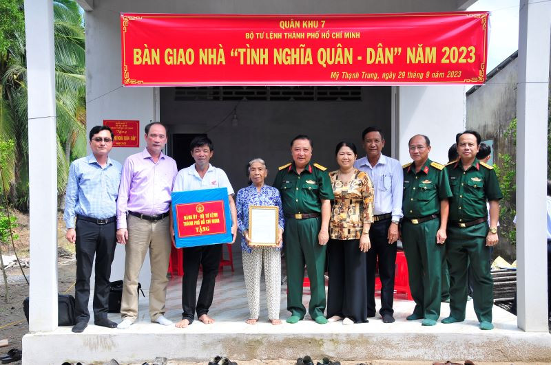 Đại tá Trần Văn Trai, Phó Tư lệnh Bộ Tư lệnh Thành phố Hồ Chí Minh cùng chính quyền địa phương bàn giao nhà tình nghĩa Quân-Dân. (Ảnh: Hữu Tân)