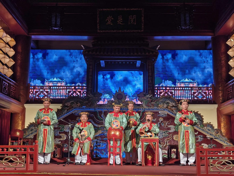 Trình diễn Nhã nhạc Cung đình Huế tại Nhà hát Duyệt Thị Đường. Ảnh: Xuân Thao