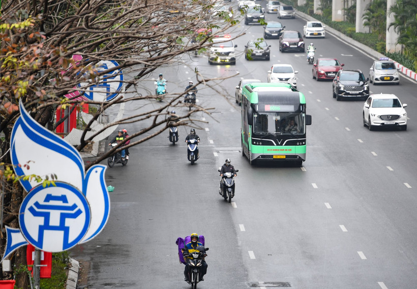 Xe buýt điện đầu tiên của Transerco hoạt động tại Hà Nội. Ảnh: THẾ ĐẠI