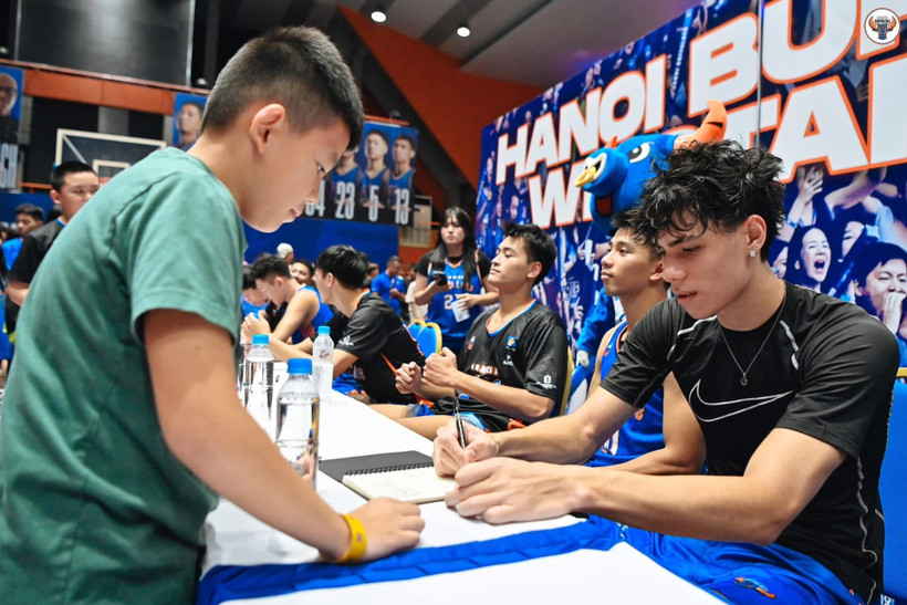 Cầu thủ Hanoi Buffaloes ký tặng người hâm mộ.