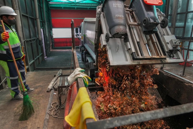 Rác thải thực phẩm được chuyển đến nhà máy xử lý ở Seoul, Hàn Quốc.
