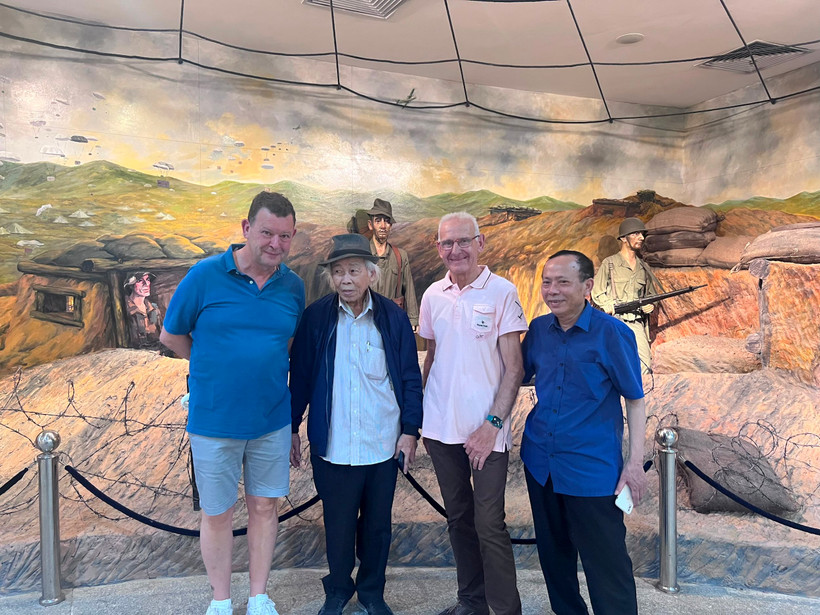 Nhà báo Đỗ Quảng (thứ hai từ trái sang), nguyên phóng viên đặc biệt Báo Nhân Dân, cố vấn Thời báo Văn học nghệ thuật Việt Nam.